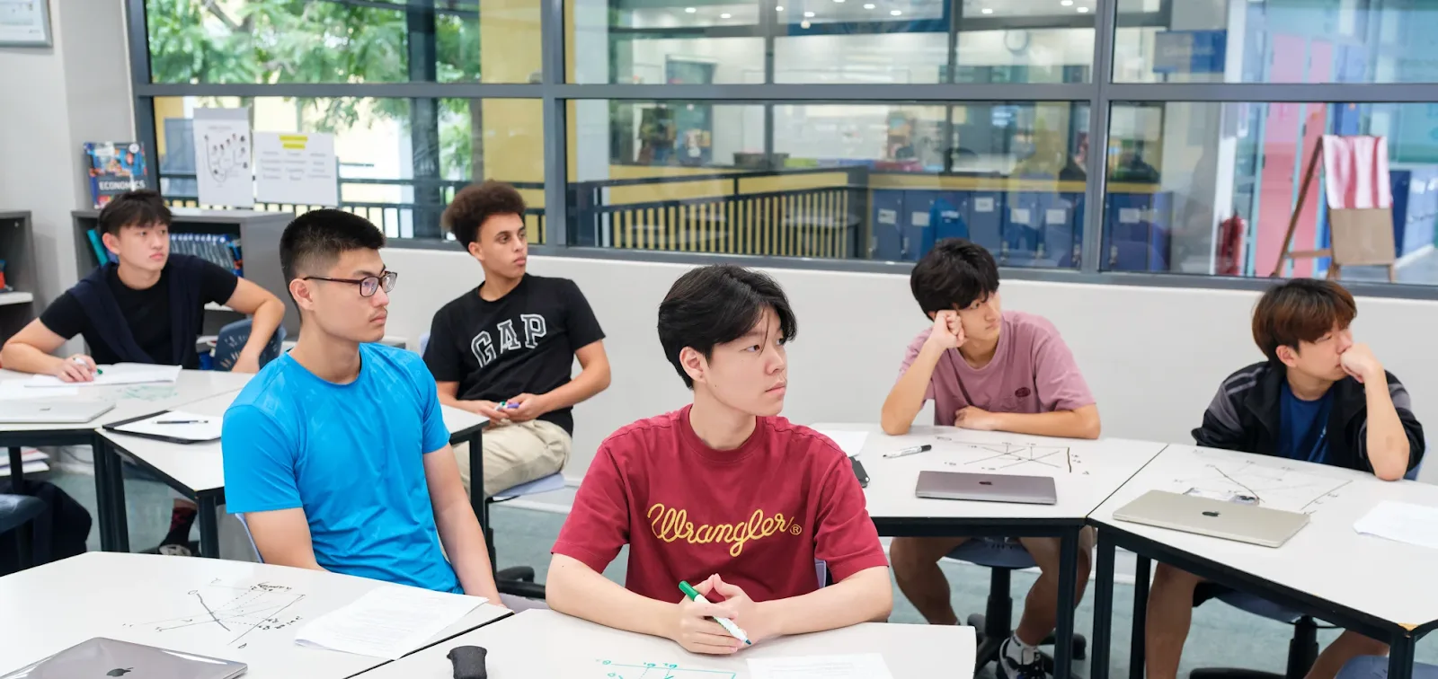 Áp Lực Đồng Trang Lứa Là Gì? Một số Ví Dụ Và Cách Vượt Qua