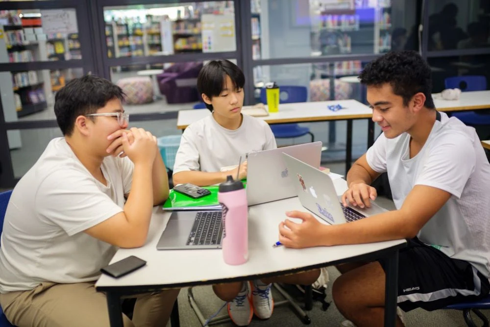 Tránh Ngắt Lời Hay Phán Xét Vội Vàng