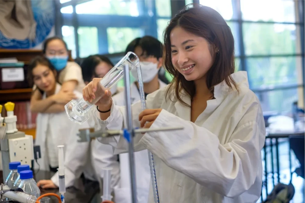 부모와 교사는 어떻게 십대의 피어 프레셔를 줄이는 데 도움을 줄 수 있을까요?